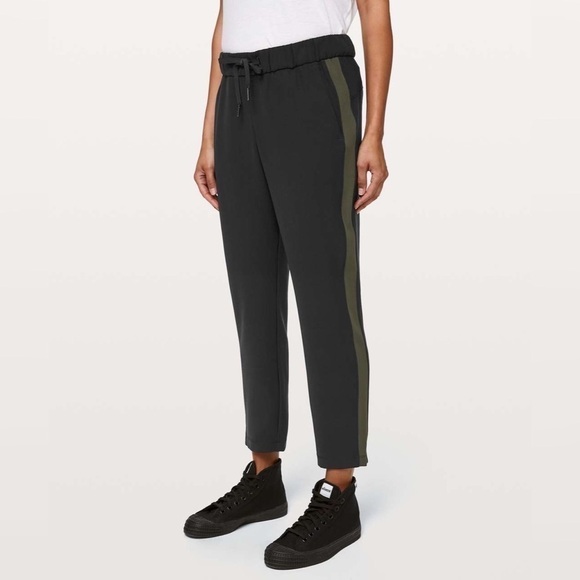 EUC Lululemon | On The Fly Pant Woven *Track  Stripe Size 2 - Picture 2 of 10